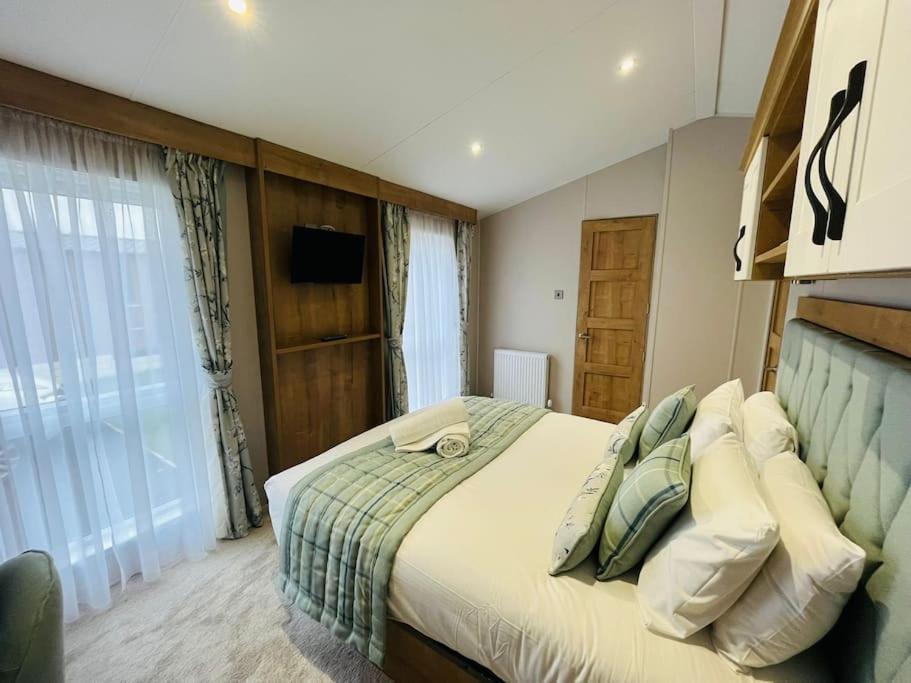 Country Cabin With Hot Tub York Zewnętrze zdjęcie